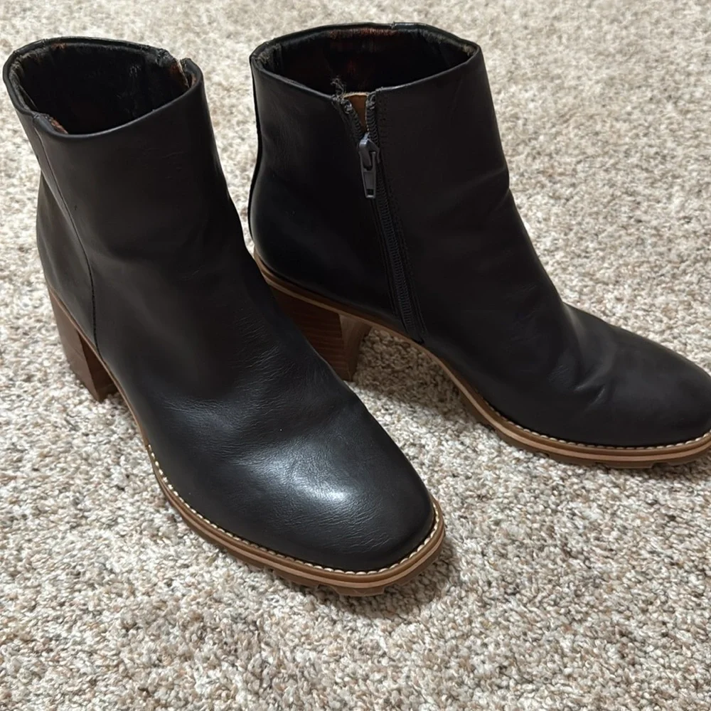 KORKS Black Leather Women's Voilet Bootie - Picture 2 of 8